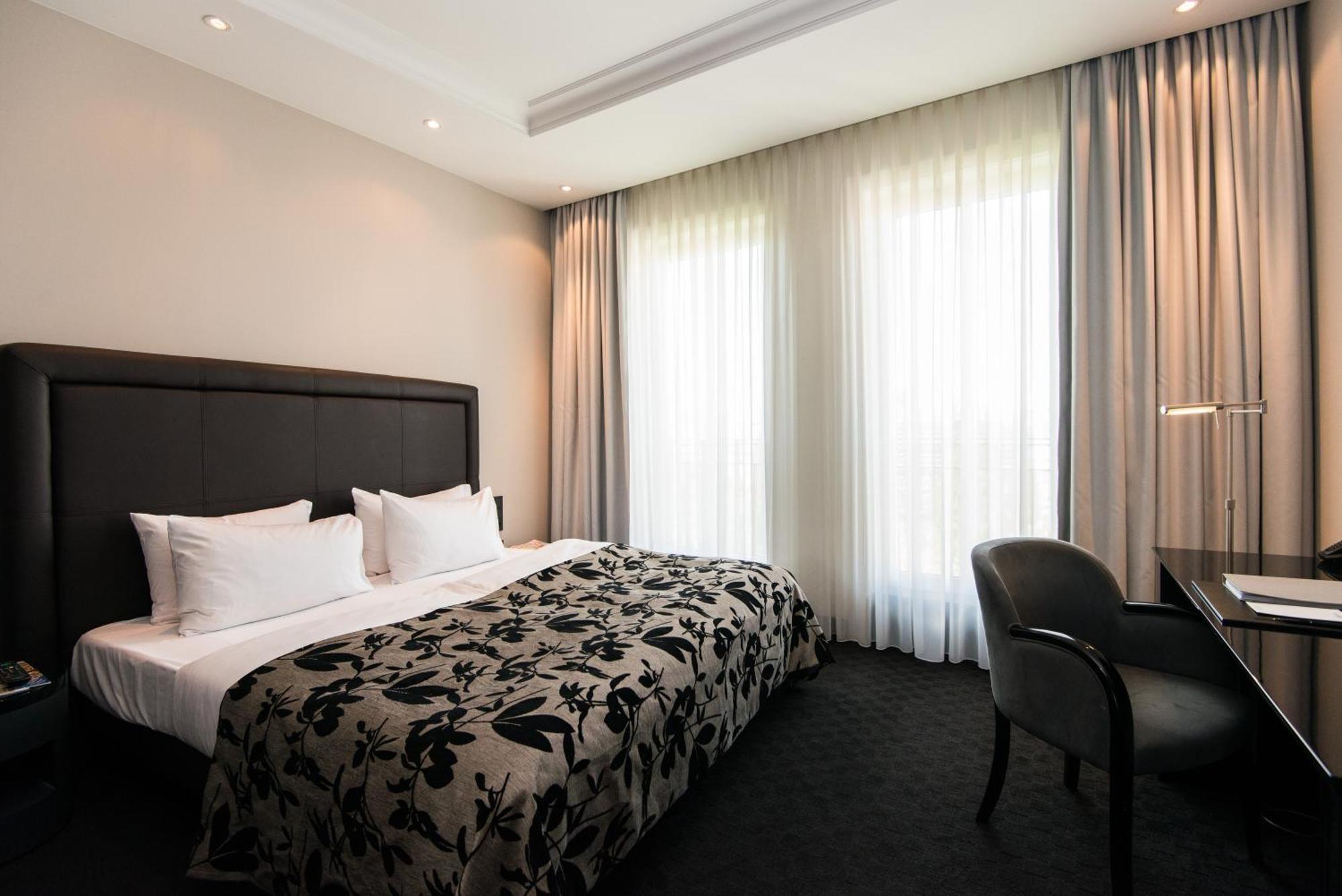 New Berlin Hotel Екстериор снимка